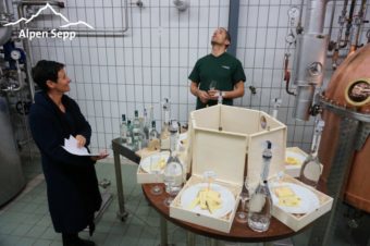 Edelbrand Verkostung mit Käse