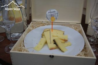 Edelbrand Verkostung mit Käse