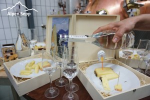 Alpen Sepp Event: Besuch der Privatbrennerei Hämmerle/Freihof Destillerie in Lustenau - Edelbrand Verkostung mit Käse 2 Edelbrand - ein besonderer Tropfen aus Obst