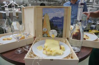 Edelbrand Verkostung mit Käse