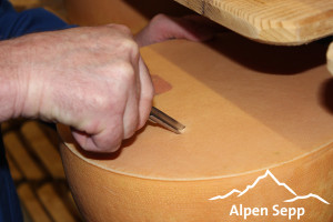 Alpengeheimnis Bergkäse - Lagerung und Reifung im Bregenzerwälder Käsekeller 2 Die Käse Reifekontrolle im Käsekeller