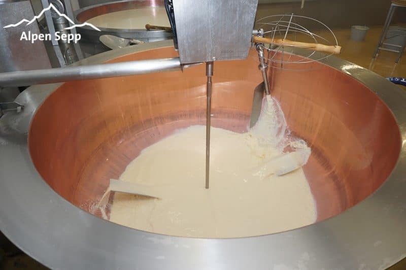 Frische Heumilch im Kupferkessel