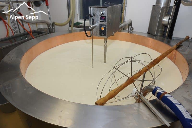 Kupferkessel mit Heumilch - Bergkäse Herstellung