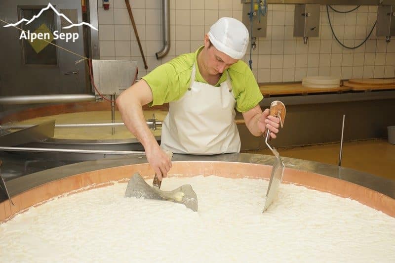 Käsebruch im Kupferkessel bei der Käseherstellung
