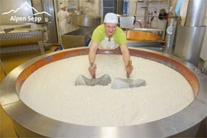 Sennerei bei der Arbeit