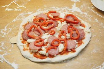 Pizza belegt