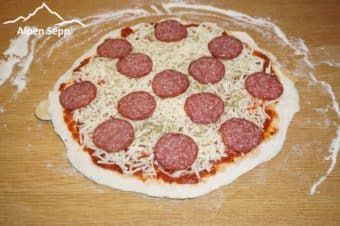 Salami Pizza fertig belegt