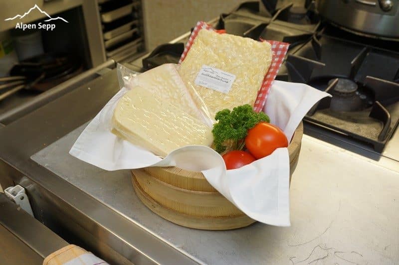 Käsespätzle Gasthof Kreuz Bildstein - Reibkäse und Käse