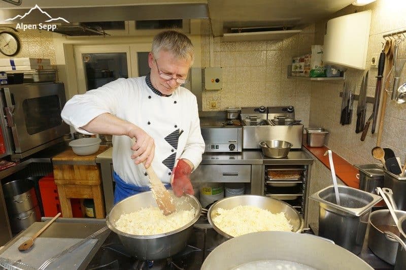 Käsespätzle Gasthaus Kreuz Bildstein - Hochzeit von Knöpfle und Reibkäse