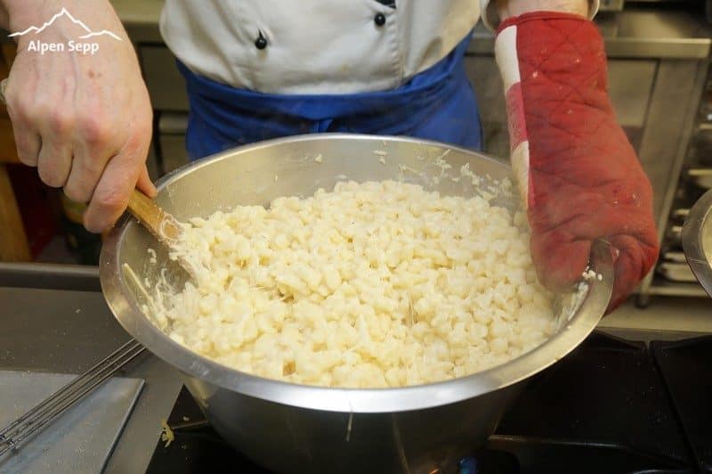 Käsespätzle Gasthaus Kreuz Bildstein - fertige Käsespätzle
