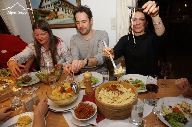 Käsespätzle Gasthaus Kreuz Bildstein - die Fäden passen