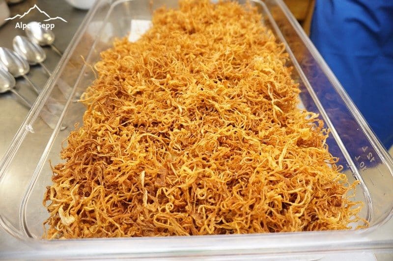 Käsespätzle Kreuz Bildstein Röstzwiebel fertige